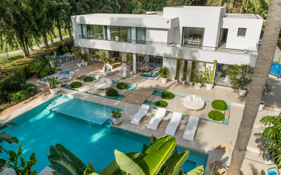 Villa de golf en primera línea con vistas a La Concha en Las Brisas