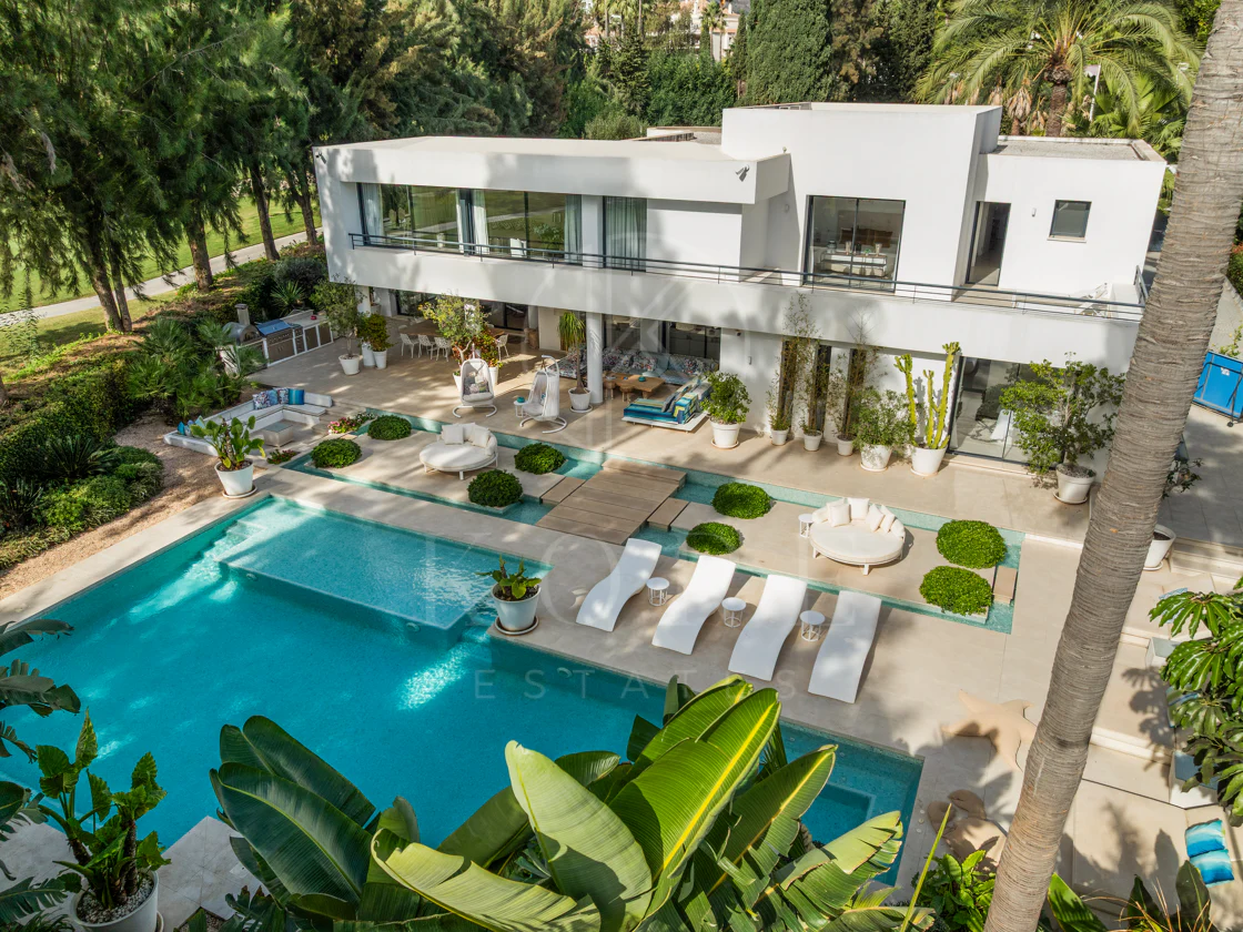 Villa de golf en primera línea con vistas a La Concha en Las Brisas