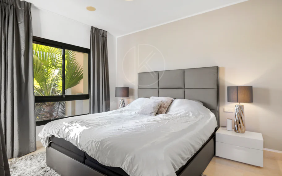 Apartamento en planta baja en venta en Capanes del Golf, Benahavís – Urbanización de lujo con seguridad