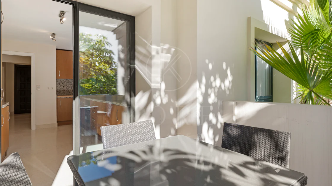 Apartament la Parter de Vânzare în Capanes del Golf, Benahavís – Comunitate Exclusivă cu Acces Controlat