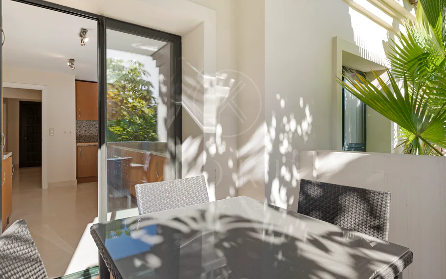 Apartamento en planta baja en venta en Capanes del Golf, Benahavís – Urbanización de lujo con seguridad
