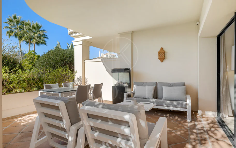 Apartamento en planta baja en venta en Capanes del Golf, Benahavís – Urbanización de lujo con seguridad