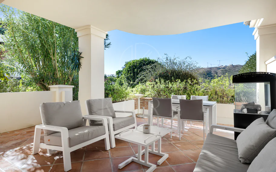 Apartamento en planta baja en venta en Capanes del Golf, Benahavís – Urbanización de lujo con seguridad