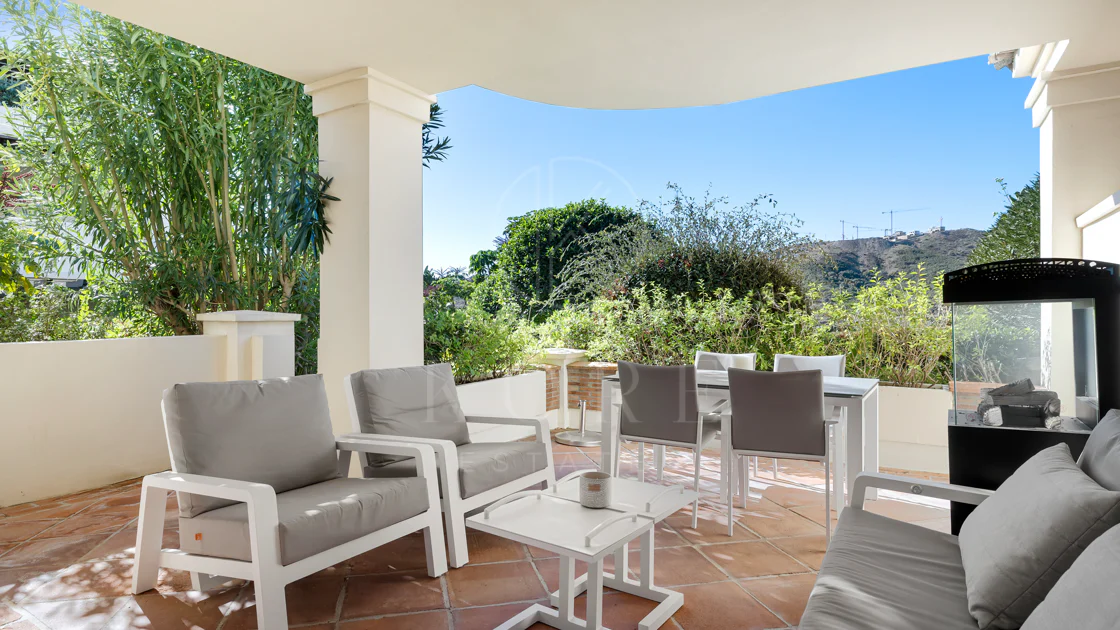 Apartament la Parter de Vânzare în Capanes del Golf, Benahavís – Comunitate Exclusivă cu Acces Controlat