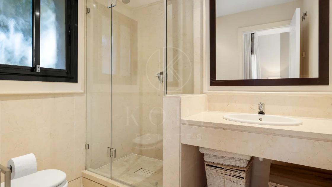 Apartament la Parter de Vânzare în Capanes del Golf, Benahavís – Comunitate Exclusivă cu Acces Controlat