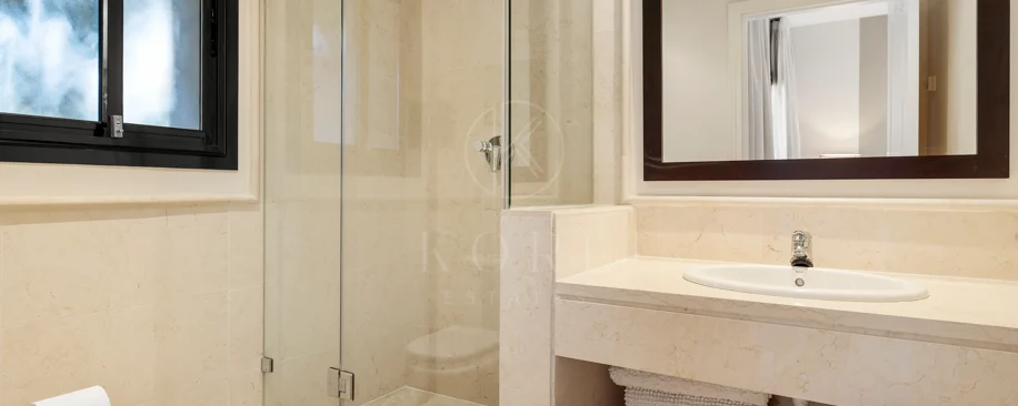 Apartament la Parter de Vânzare în Capanes del Golf, Benahavís – Comunitate Exclusivă cu Acces Controlat