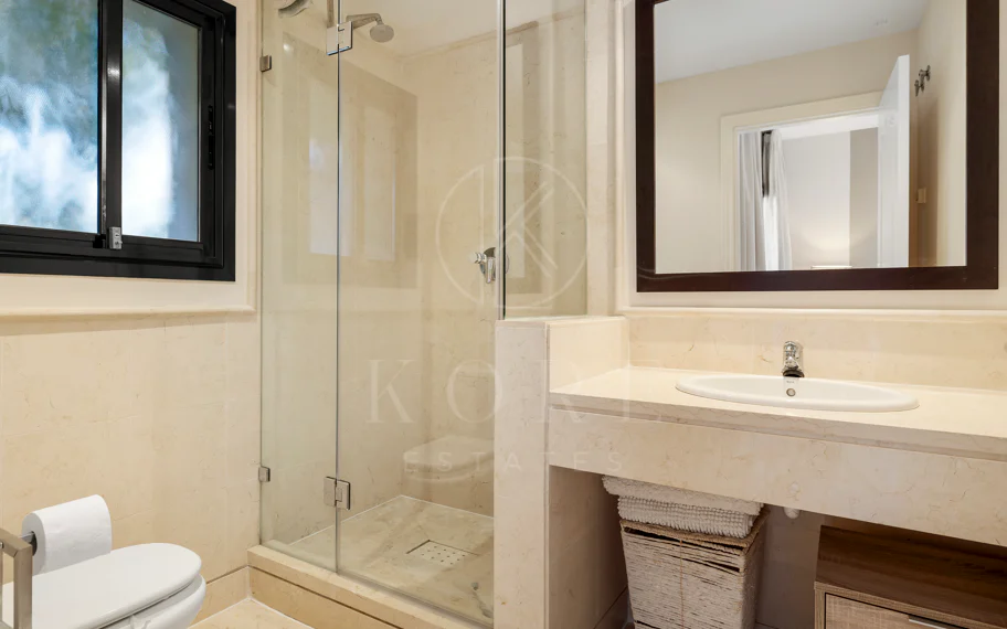 Apartamento en planta baja en venta en Capanes del Golf, Benahavís – Urbanización de lujo con seguridad