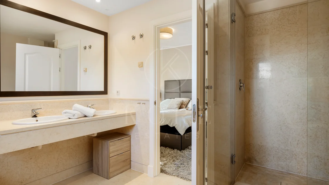 Apartament la Parter de Vânzare în Capanes del Golf, Benahavís – Comunitate Exclusivă cu Acces Controlat