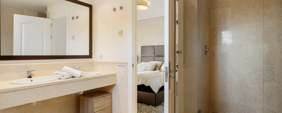 Apartament la Parter de Vânzare în Capanes del Golf, Benahavís – Comunitate Exclusivă cu Acces Controlat