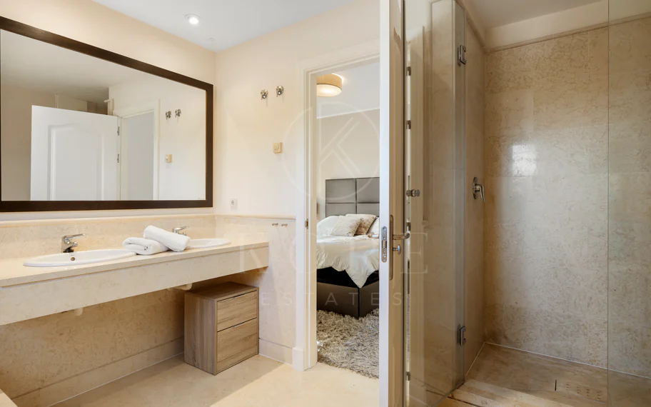 Apartamento en planta baja en venta en Capanes del Golf, Benahavís – Urbanización de lujo con seguridad
