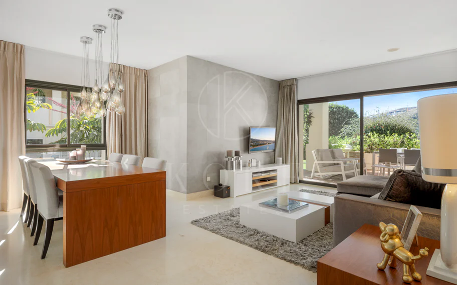 Apartamento en planta baja en venta en Capanes del Golf, Benahavís – Urbanización de lujo con seguridad