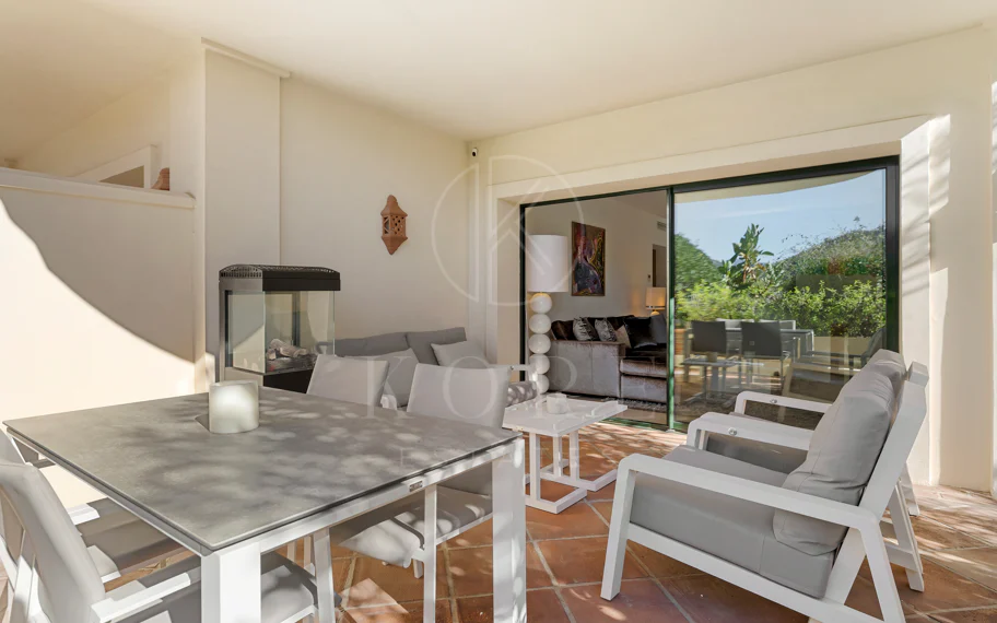 Apartamento en planta baja en venta en Capanes del Golf, Benahavís – Urbanización de lujo con seguridad
