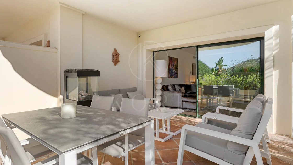 Apartament la Parter de Vânzare în Capanes del Golf, Benahavís – Comunitate Exclusivă cu Acces Controlat