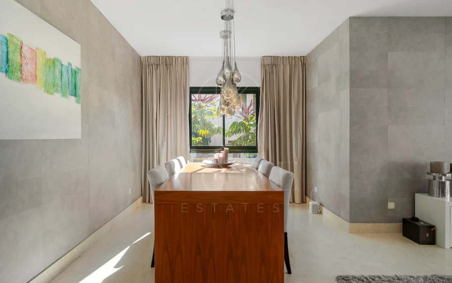 Apartamento en planta baja en venta en Capanes del Golf, Benahavís – Urbanización de lujo con seguridad