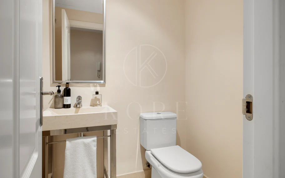 Apartamento en planta baja en venta en Capanes del Golf, Benahavís – Urbanización de lujo con seguridad