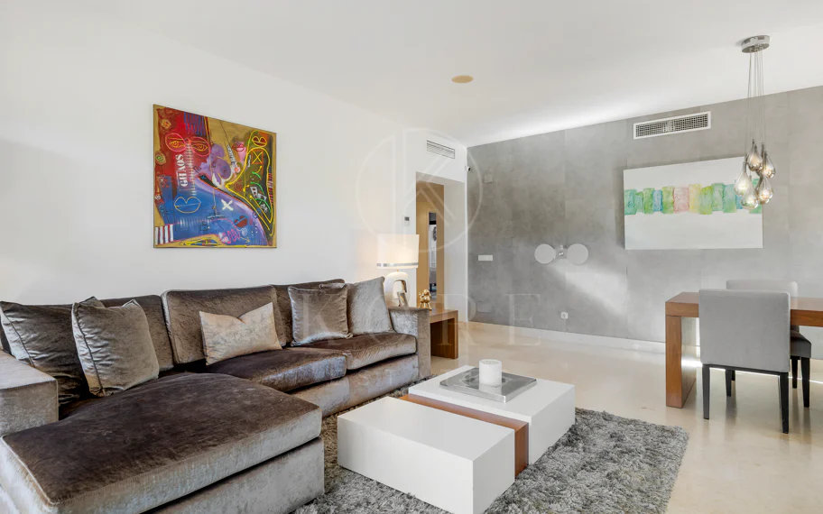 Apartamento en planta baja en venta en Capanes del Golf, Benahavís – Urbanización de lujo con seguridad