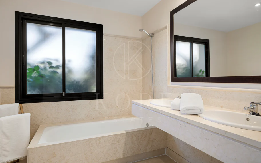 Apartamento en planta baja en venta en Capanes del Golf, Benahavís – Urbanización de lujo con seguridad