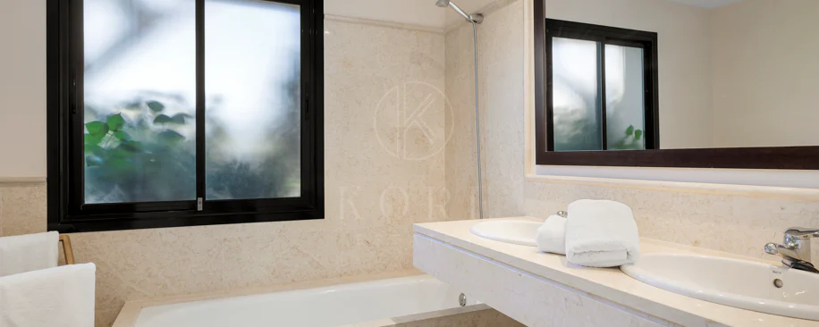 Apartament la Parter de Vânzare în Capanes del Golf, Benahavís – Comunitate Exclusivă cu Acces Controlat