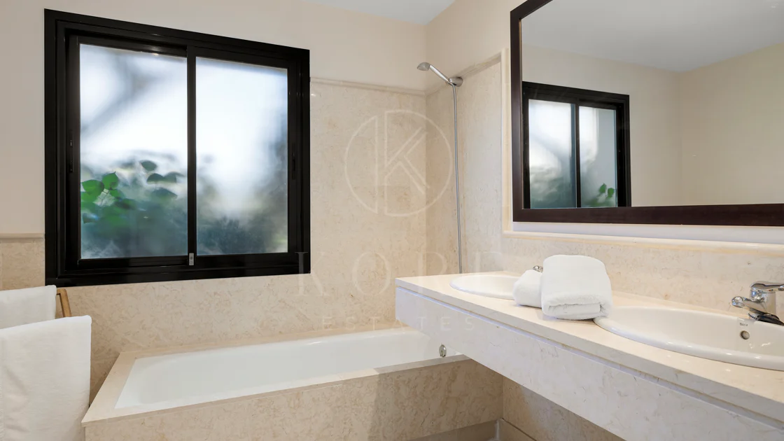 Apartament la Parter de Vânzare în Capanes del Golf, Benahavís – Comunitate Exclusivă cu Acces Controlat