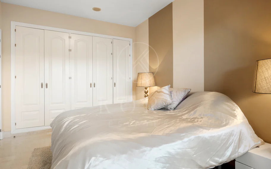 Apartamento en planta baja en venta en Capanes del Golf, Benahavís – Urbanización de lujo con seguridad