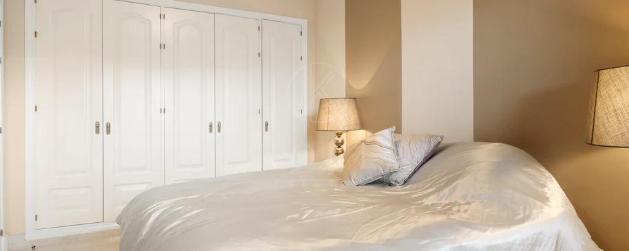 Apartament la Parter de Vânzare în Capanes del Golf, Benahavís – Comunitate Exclusivă cu Acces Controlat