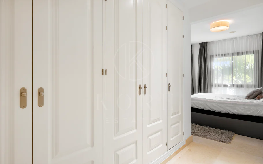 Apartamento en planta baja en venta en Capanes del Golf, Benahavís – Urbanización de lujo con seguridad