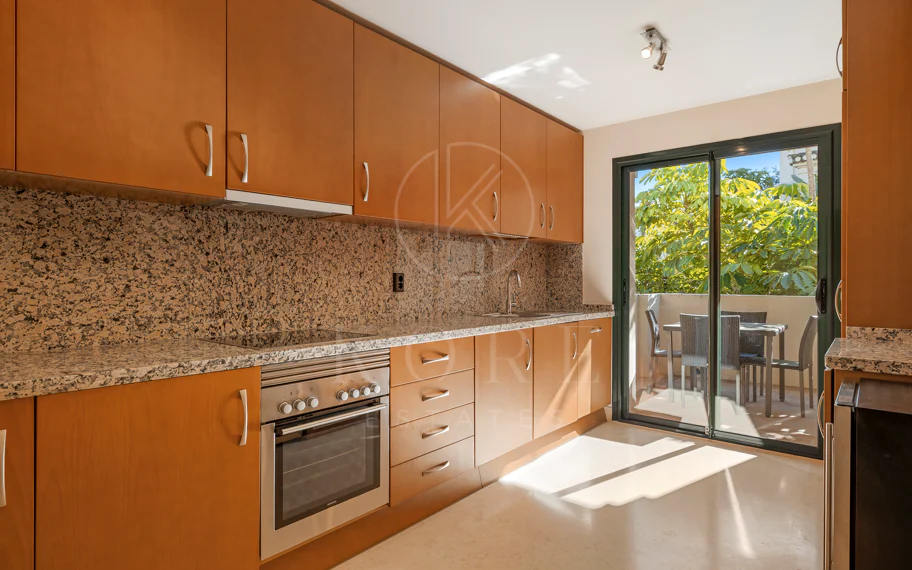 Apartamento en planta baja en venta en Capanes del Golf, Benahavís – Urbanización de lujo con seguridad