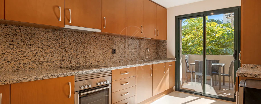 Apartament la Parter de Vânzare în Capanes del Golf, Benahavís – Comunitate Exclusivă cu Acces Controlat