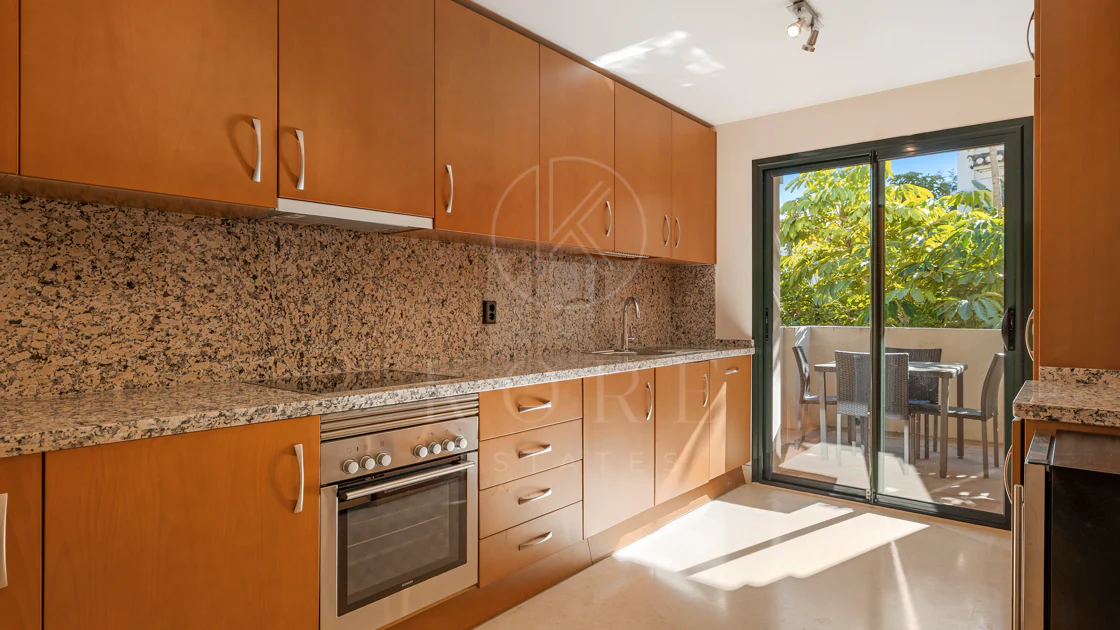 Apartament la Parter de Vânzare în Capanes del Golf, Benahavís – Comunitate Exclusivă cu Acces Controlat