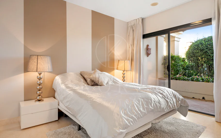 Apartamento en planta baja en venta en Capanes del Golf, Benahavís – Urbanización de lujo con seguridad