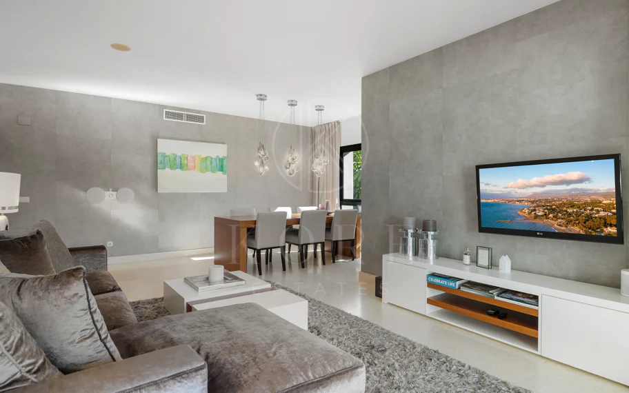 Apartamento en planta baja en venta en Capanes del Golf, Benahavís – Urbanización de lujo con seguridad