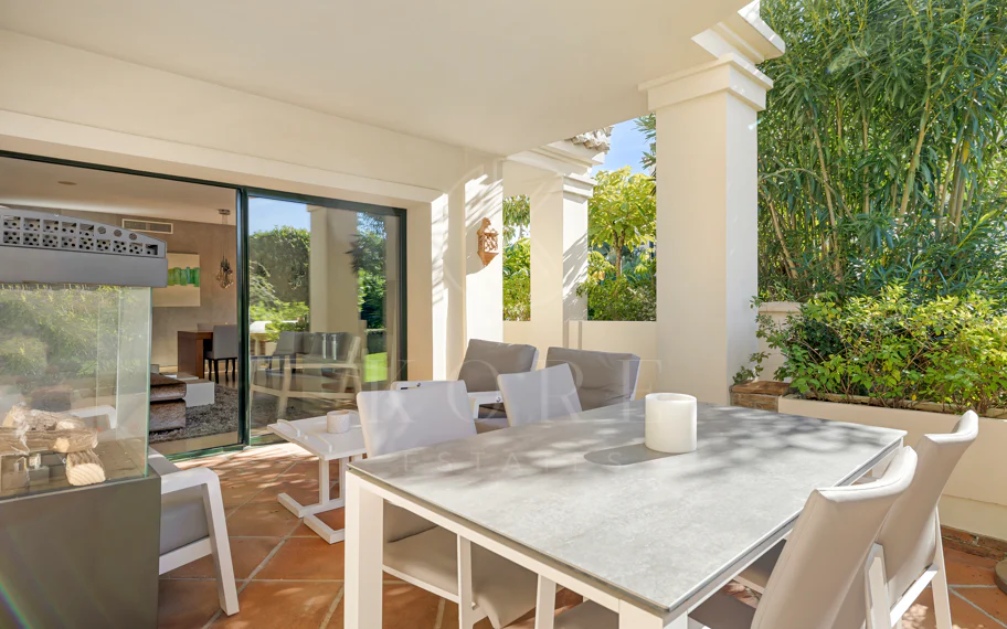 Apartamento en planta baja en venta en Capanes del Golf, Benahavís – Urbanización de lujo con seguridad