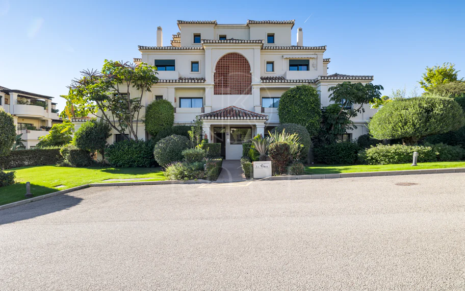 Apartamento en planta baja en venta en Capanes del Golf, Benahavís – Urbanización de lujo con seguridad