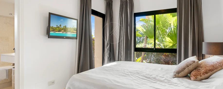 Apartament la Parter de Vânzare în Capanes del Golf, Benahavís – Comunitate Exclusivă cu Acces Controlat