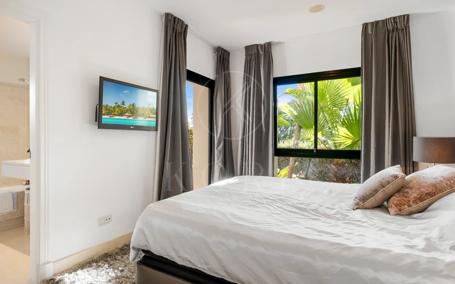 Apartamento en planta baja en venta en Capanes del Golf, Benahavís – Urbanización de lujo con seguridad