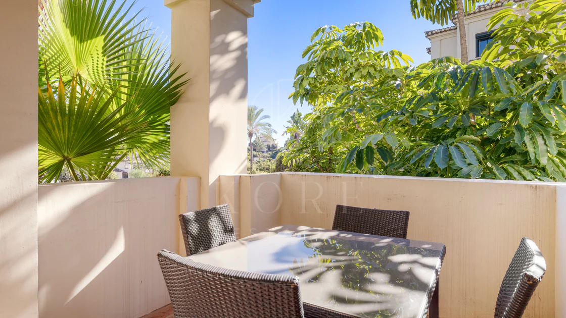 Apartament la Parter de Vânzare în Capanes del Golf, Benahavís – Comunitate Exclusivă cu Acces Controlat