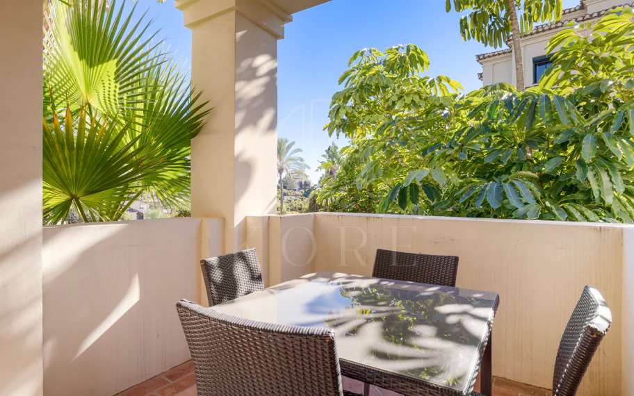 Apartamento en planta baja en venta en Capanes del Golf, Benahavís – Urbanización de lujo con seguridad