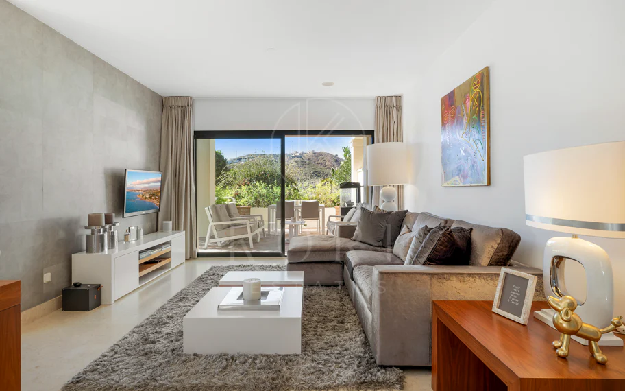 Apartamento en planta baja en venta en Capanes del Golf, Benahavís – Urbanización de lujo con seguridad