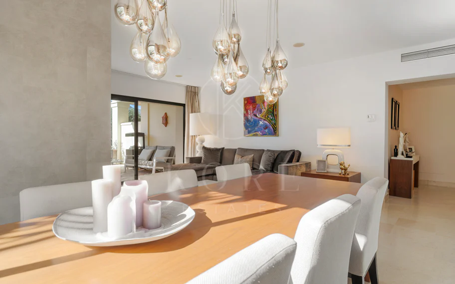 Apartamento en planta baja en venta en Capanes del Golf, Benahavís – Urbanización de lujo con seguridad