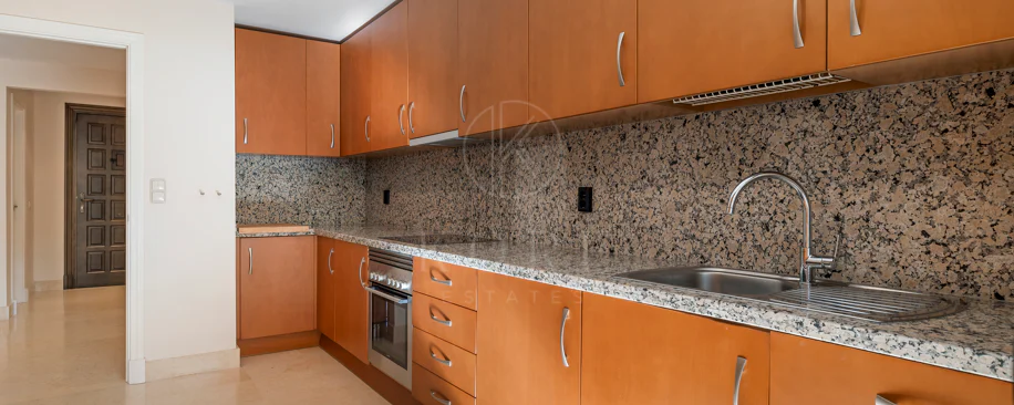Apartament la Parter de Vânzare în Capanes del Golf, Benahavís – Comunitate Exclusivă cu Acces Controlat