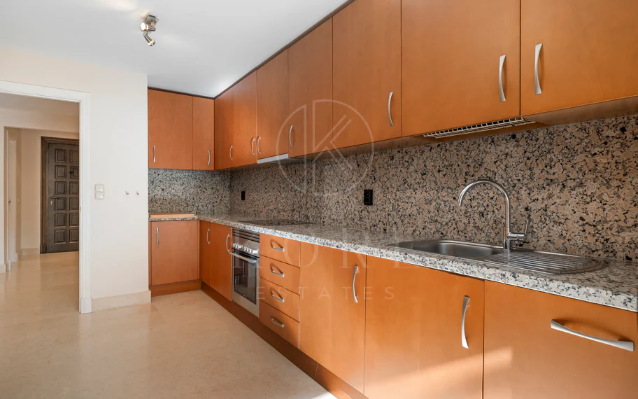 Apartamento en planta baja en venta en Capanes del Golf, Benahavís – Urbanización de lujo con seguridad