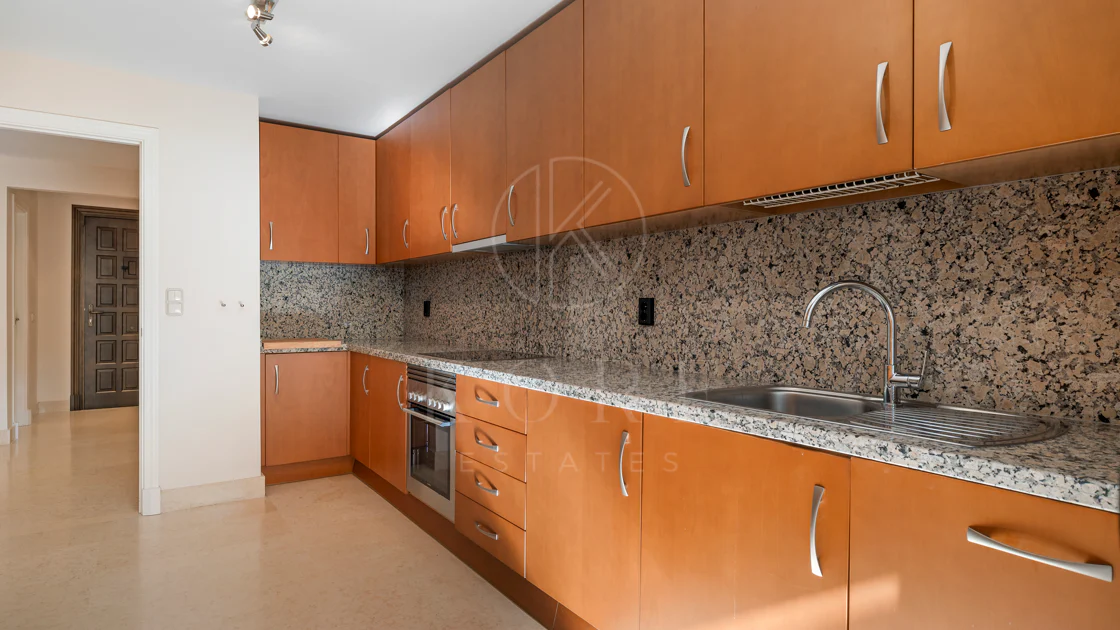Apartament la Parter de Vânzare în Capanes del Golf, Benahavís – Comunitate Exclusivă cu Acces Controlat