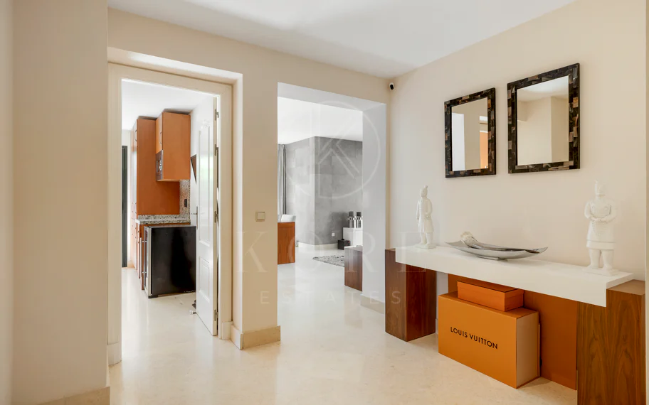 Apartamento en planta baja en venta en Capanes del Golf, Benahavís – Urbanización de lujo con seguridad