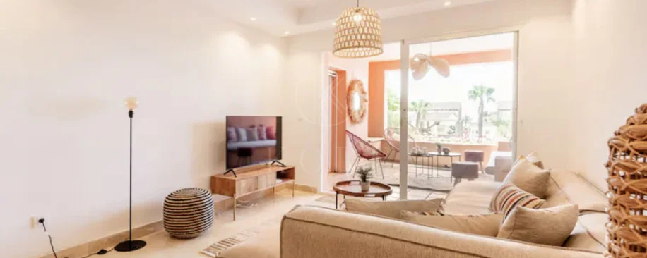 Elegante Apartamento de 2 Dormitorios en la Milla de Oro de Marbella con Gimnasio y Parking Subterráneo