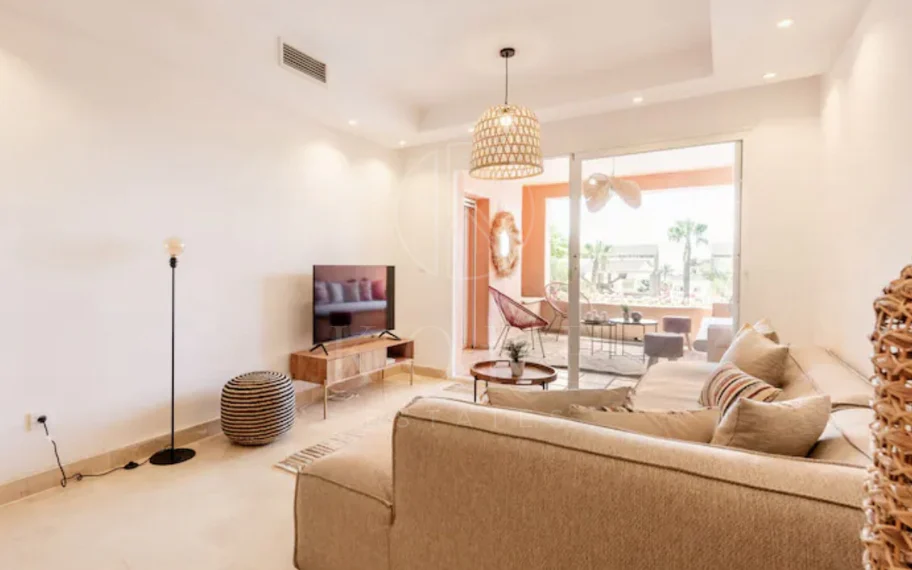 Elegante Apartamento de 2 Dormitorios en la Milla de Oro de Marbella con Gimnasio y Parking Subterráneo