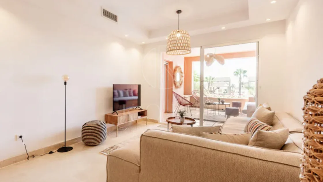 Elegante Apartamento de 2 Dormitorios en la Milla de Oro de Marbella con Gimnasio y Parking Subterráneo