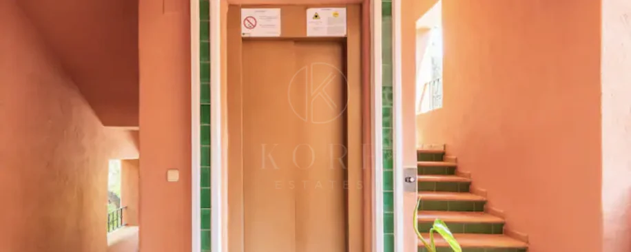 Elegante Apartamento de 2 Dormitorios en la Milla de Oro de Marbella con Gimnasio y Parking Subterráneo