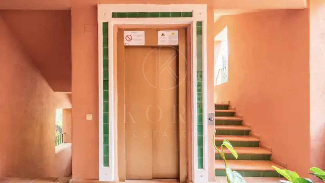 Elegante Apartamento de 2 Dormitorios en la Milla de Oro de Marbella con Gimnasio y Parking Subterráneo