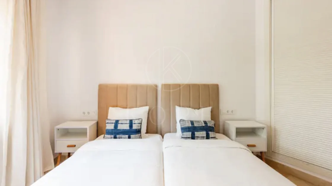 Elegante Apartamento de 2 Dormitorios en la Milla de Oro de Marbella con Gimnasio y Parking Subterráneo
