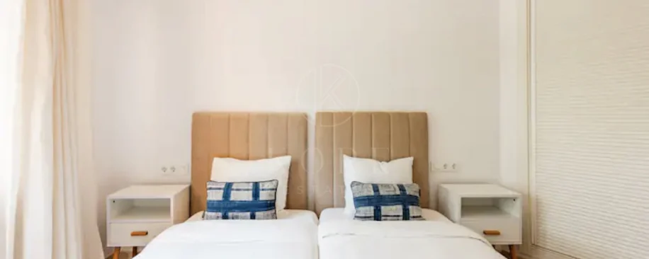 Elegante Apartamento de 2 Dormitorios en la Milla de Oro de Marbella con Gimnasio y Parking Subterráneo